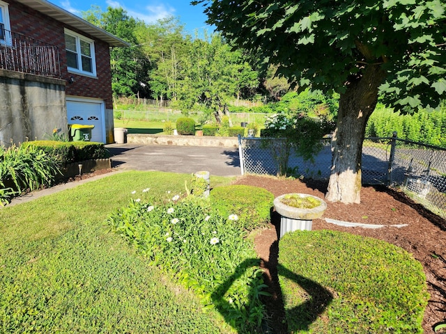 82 Hotchkiss St, Waterbury, CT 06704 - view of yard with driveway and a garage