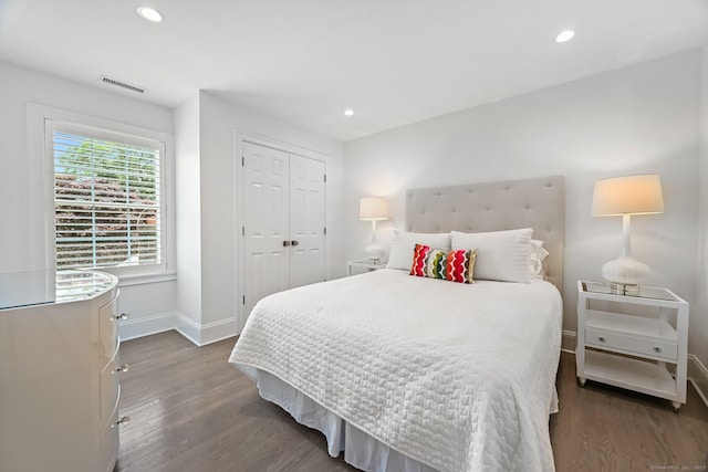868 S Pine Creek Rd, Fairfield, CT 06824 - bedroom featuring baseboards, wood finished floors, recessed lighting, and a closet