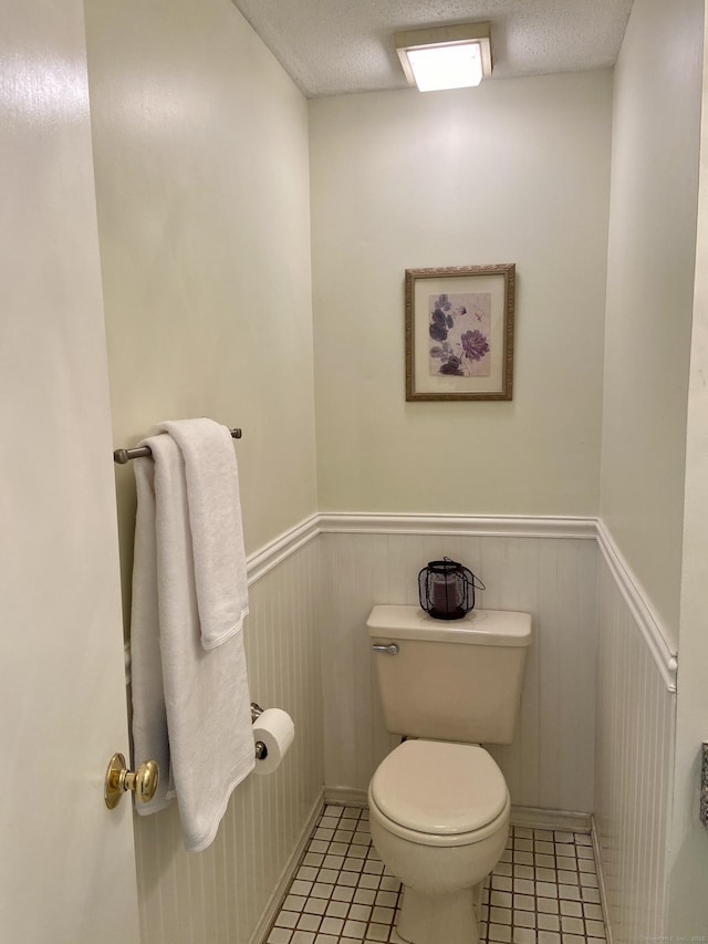 64 Copper Beech Dr Unit 64, Rocky Hill, CT 06067 - bathroom featuring wainscoting, toilet, tile patterned floors, and a textured ceiling