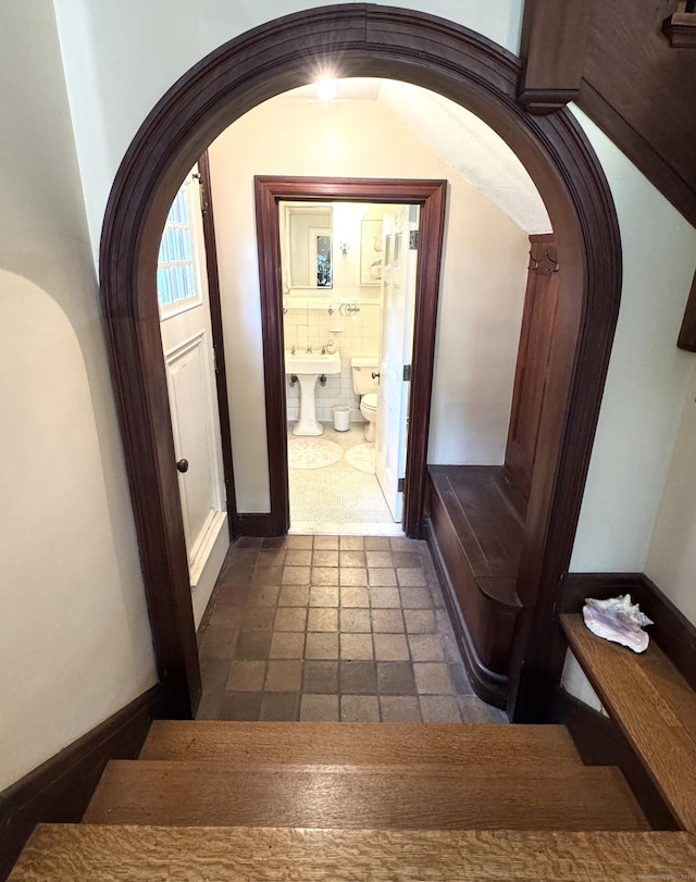 160 Kenyon St, Hartford, CT 06105 - hallway with arched walkways and baseboards