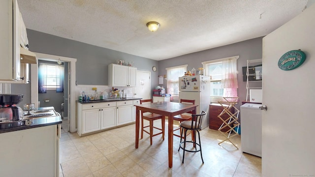 24 N St, Meriden, CT 06451 - dining area with washer / dryer and a textured ceiling