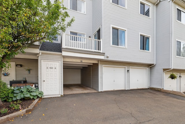 66 Staffordshire Commons Dr Unit 66, Wallingford, CT 06492 - garage featuring driveway