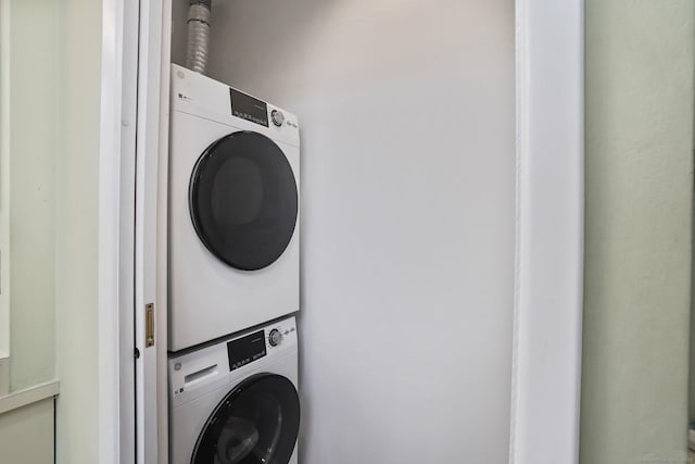 2437 Bedford St Unit E5, Stamford, CT 06905 - washroom featuring stacked washer / drying machine