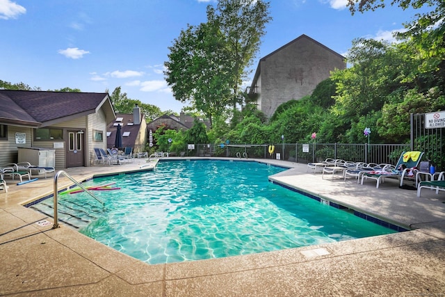 2437 Bedford St Unit E5, Stamford, CT 06905 - community pool with a patio