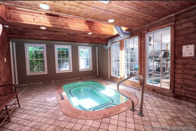 136 Carriage Crossing Ln Unit 136, Middletown, CT 06457 - view of pool featuring an in-ground hot tub