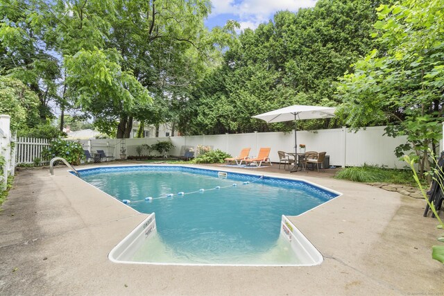 8 Kim Ln, Meriden, CT 06450 - photo 2