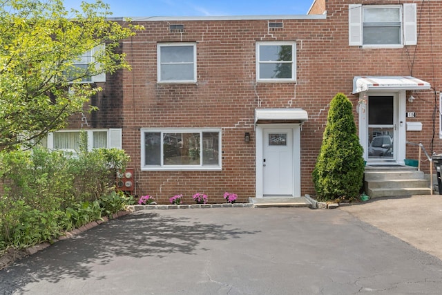 17 Avon Ln, Stamford, CT 06907 - multi unit property featuring brick siding