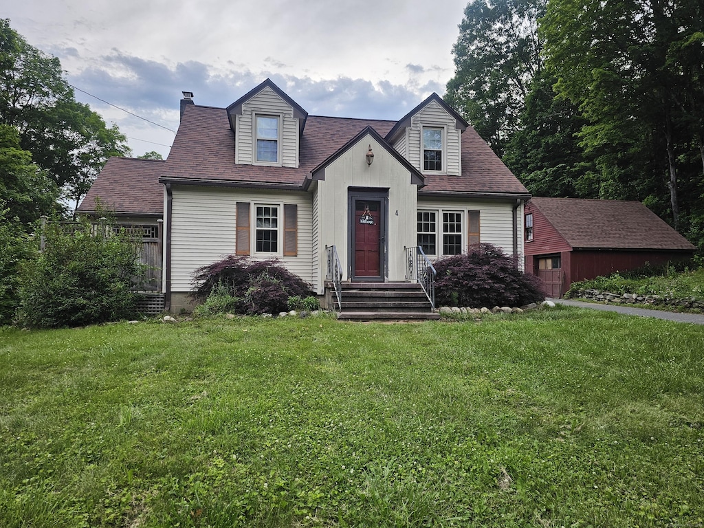 4 Hazel Plain Rd, Woodbury, CT 06798 - new england style home featuring a front yard, roof with shingles, and a garage