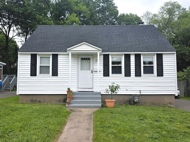 149 Branford St, Manchester, CT 06040 - bungalow-style house featuring a shingled roof and a front yard
