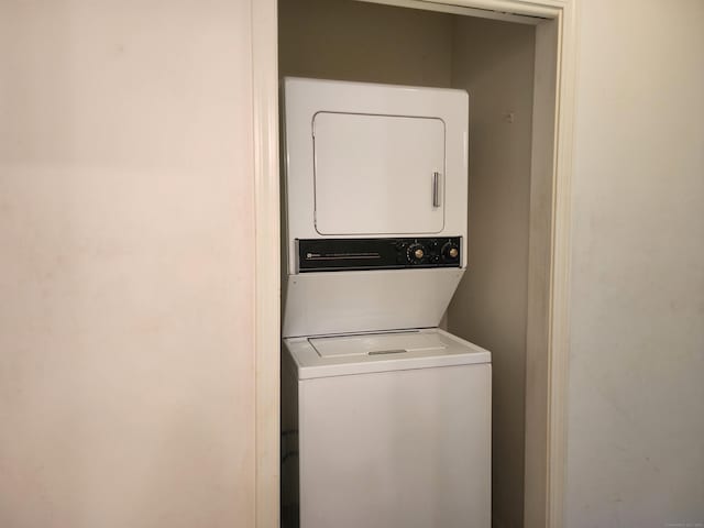2415 Shepard Ave Apt 30, Hamden, CT 06518 - laundry area featuring estacked washer and dryer