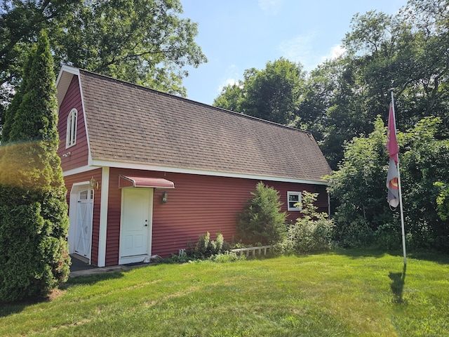 105 Minortown Rd, Woodbury, CT 06798 - view of front of property featuring a gambrel roof, a front yard, and a shingled roof