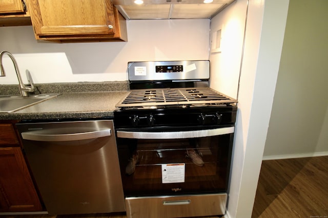 63 Niles Hill Rd Unit A4, New London, CT 06320 - kitchen featuring stainless steel appliances, dark countertops, a sink, recessed lighting, and wood finished floors