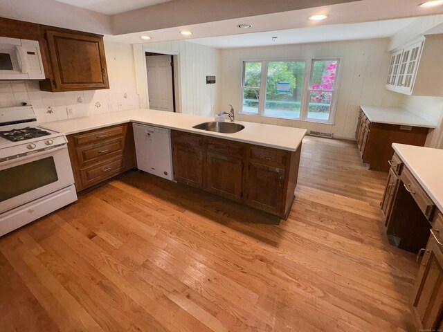 206 Peddlers Rd, Guilford, CT 06437 - kitchen with white appliances, a sink, a peninsula, light wood-type flooring, and light countertops