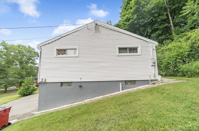 view of side of property featuring a yard