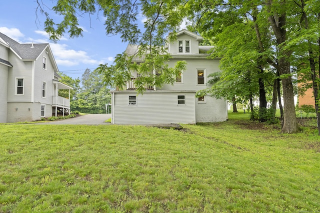 471 New Britain Rd, Berlin, CT 06037 - view of green lawn featuring driveway