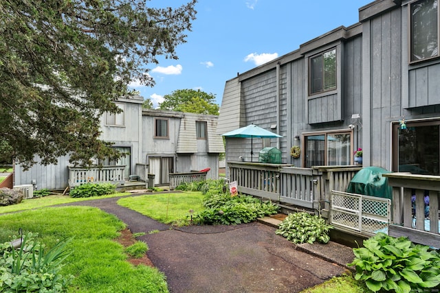 70 Trolley Crossing Ln Unit 70, Middletown, CT 06457 - view of property's community with a deck and a yard