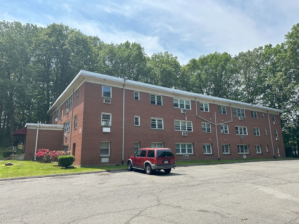 306 Pine Rock Ave Apt D8, Hamden, CT 06514 - photo 1