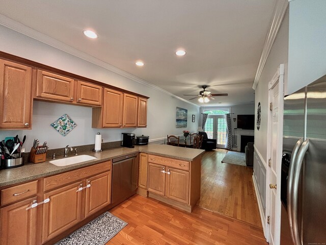 401 Cambridge Commons Unit 401, Middletown, CT 06457 - kitchen with stainless steel appliances, a peninsula, a ceiling fan, crown molding, and light wood-type flooring