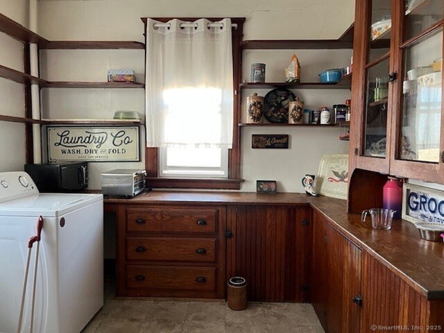1085 Hamilton Ave, Waterbury, CT 06706 - laundry room featuring washer / dryer