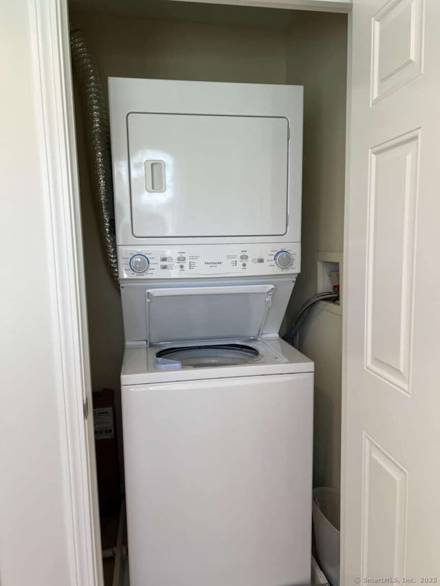 330 Crystal Ave Unit 20, New London, CT 06320 - laundry room featuring stacked washer and clothes dryer
