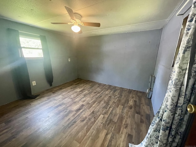 252 Old Canterbury Tpke Lot 40, Norwich, CT 06360 - unfurnished room with wood finished floors, a ceiling fan, and a textured ceiling