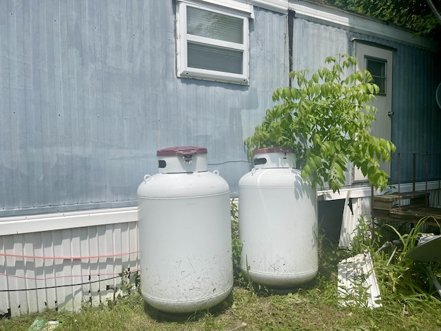252 Old Canterbury Tpke Lot 40, Norwich, CT 06360 - exterior view of propane tank