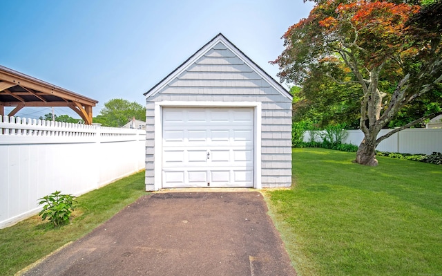 103 Saltonstall Pkwy, East Haven, CT 06512 - detached garage with driveway