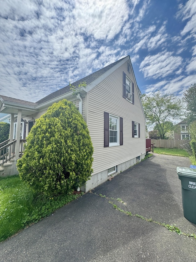 111 Hollywood Ave, Bridgeport, CT 06606 - view of side of home