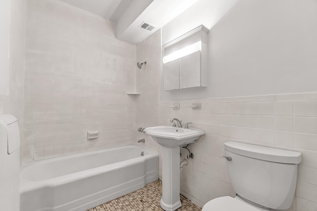 80 Cartright St Unit Gc, Bridgeport, CT 06604 - full bathroom featuring shower / tub combination, wainscoting, and tile walls