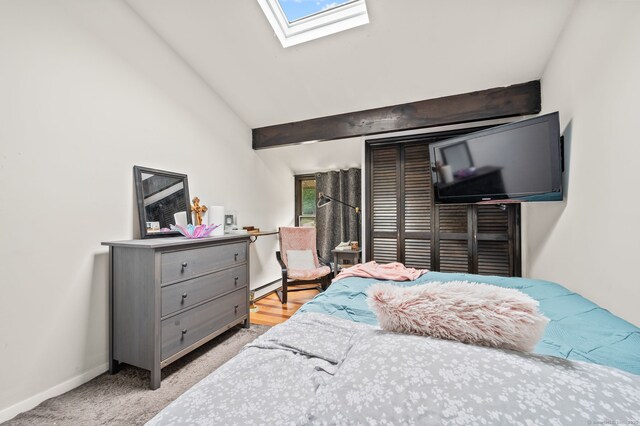 113E Country Squire Dr Unit 113E, Cromwell, CT 06416 - bedroom featuring a skylight and vaulted ceiling