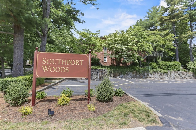 116 Southport Woods Dr, Fairfield, CT 06890 - community sign with uncovered parking