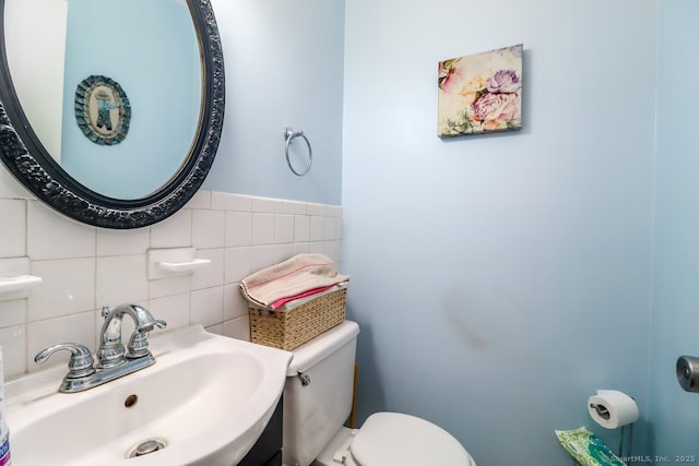 29 Whisconier Vlg Unit 29, Brookfield, CT 06804 - bathroom with a sink and tile walls