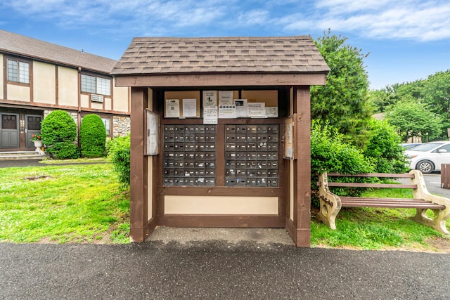 304 Foxwood Ln Unit 304, Milford, CT 06461 - surrounding community featuring mail area