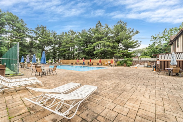 304 Foxwood Ln Unit 304, Milford, CT 06461 - community pool with a patio area