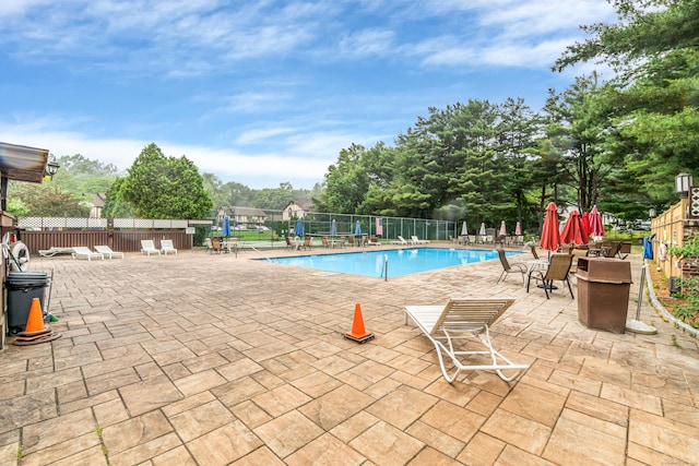 304 Foxwood Ln Unit 304, Milford, CT 06461 - community pool with a patio
