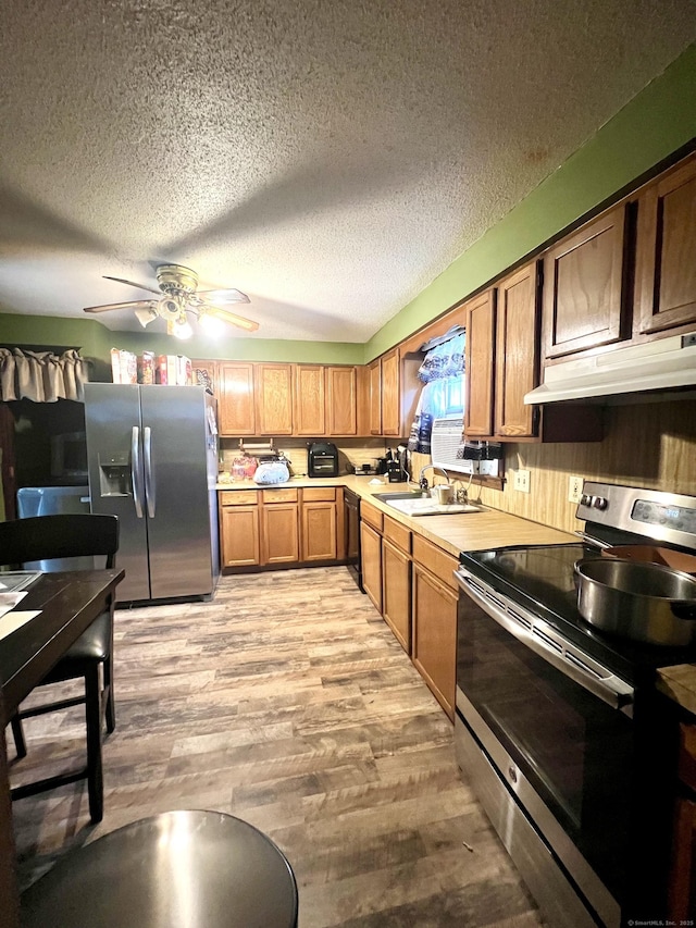 11 Kenneth Cir, Windsor, CT 06095 - kitchen with appliances with stainless steel finishes, under cabinet range hood, light wood-style flooring, a ceiling fan, and light countertops