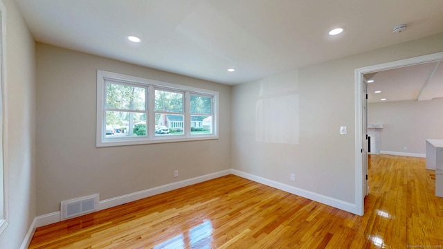 32 Miles Standish Dr, West Hartford, CT 06107 - spare room featuring a smoke detector, light wood-style flooring, and recessed lighting
