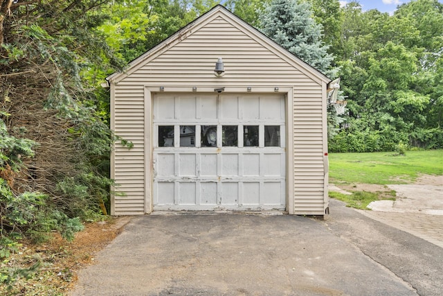 27 Homestead St, Manchester, CT 06042 - detached garage with asphalt driveway