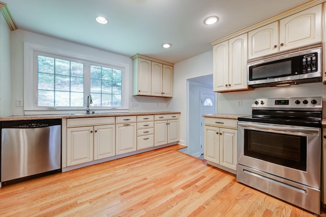 140 Braeside Dr, Hamden, CT 06514 - kitchen featuring stainless steel appliances, light wood finished floors, recessed lighting, and cream cabinetry
