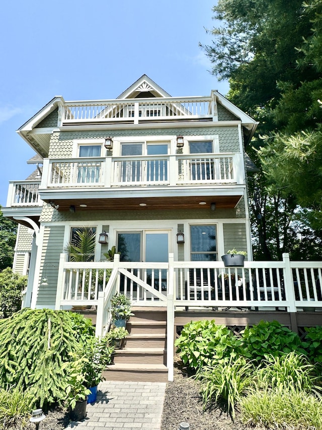 19 Prospect Hill Rd, Groton, CT 06340 - victorian home featuring a balcony