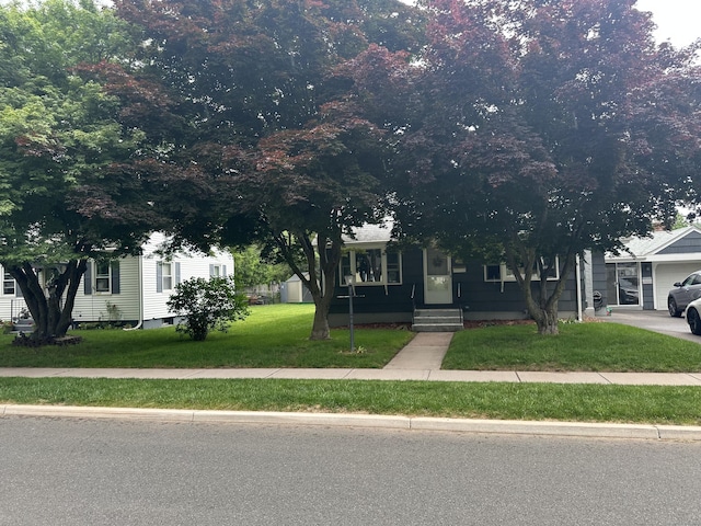 21 Salem Rd, Manchester, CT 06040 - obstructed view of property with a front yard
