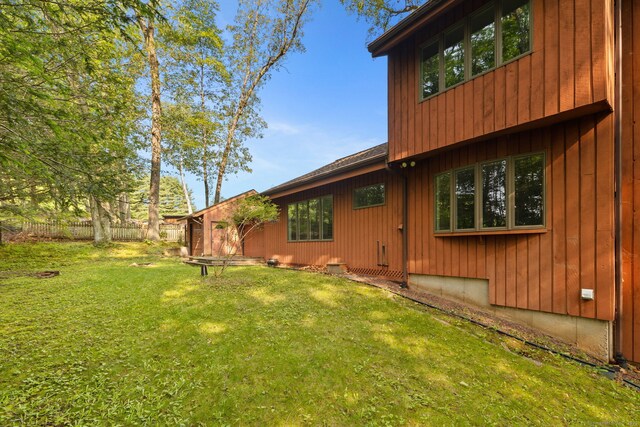 24 Quince Ct, Bristol, CT 06010 - view of side of home