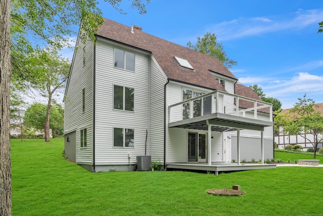 916 N Farms Rd, Wallingford, CT 06492 - rear view of house with roof with shingles, a deck, and a yard
