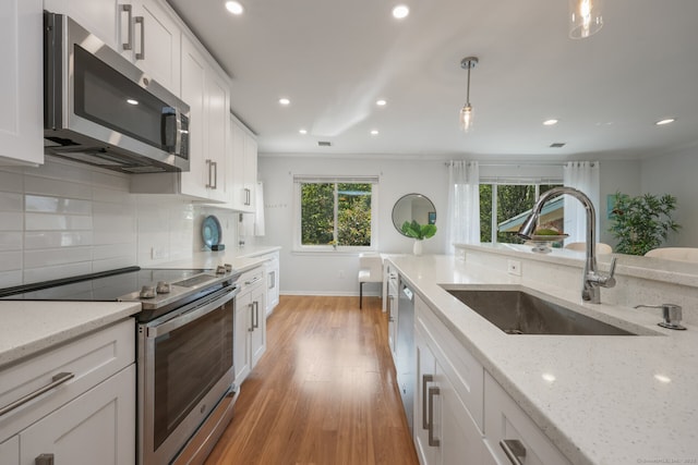 195 Southport Woods Dr Unit 195, Fairfield, CT 06890 - kitchen with stainless steel appliances, light wood finished floors, white cabinetry, recessed lighting, and tasteful backsplash