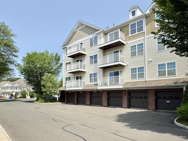 34 Schoolhouse Dr Unit 405, West Hartford, CT 06110 - view of property with a garage