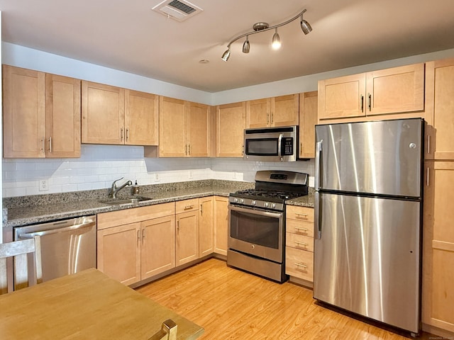 34 Schoolhouse Dr Unit 405, West Hartford, CT 06110 - kitchen featuring stainless steel appliances, light brown cabinets, light wood finished floors, and tasteful backsplash