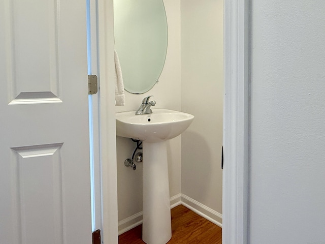 34 Schoolhouse Dr Unit 405, West Hartford, CT 06110 - bathroom featuring wood finished floors and baseboards