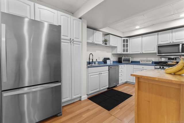 32 Glenview Dr Unit 32, Cromwell, CT 06416 - kitchen featuring stainless steel appliances, light wood finished floors, white cabinetry, glass insert cabinets, and recessed lighting