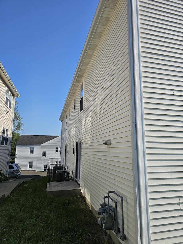 26 Roger Ave, Danbury, CT 06810 - view of side of home