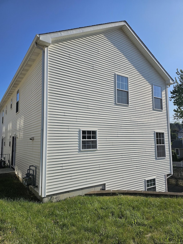 26 Roger Ave, Danbury, CT 06810 - view of side of home with a yard